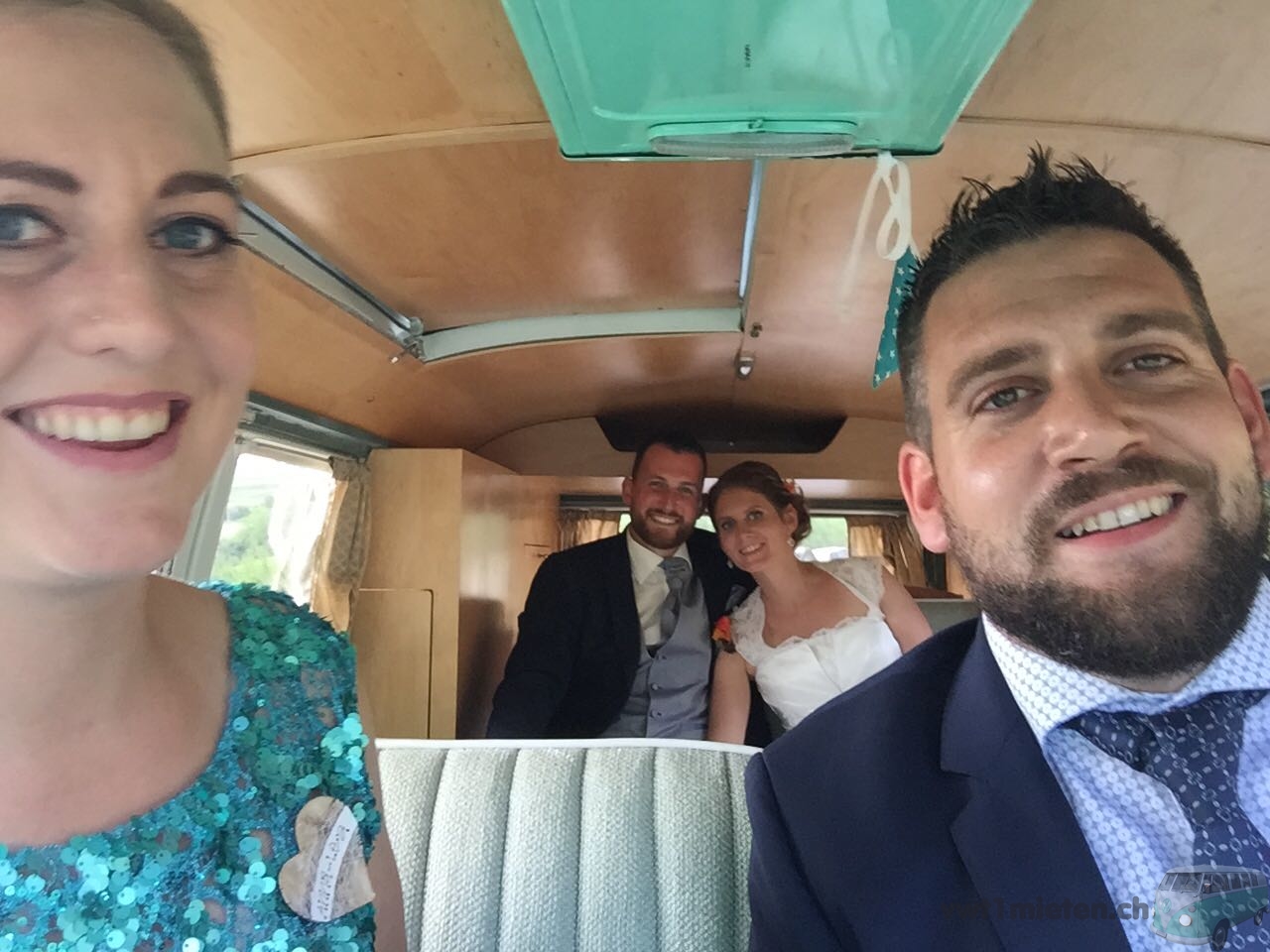 Die Trauzeugen und das Hochzeitspaar im Bus